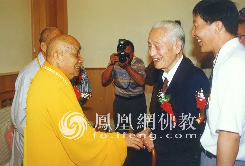 图为1998年3月,赵朴初居士与原中国佛教协会副会长乌兰活佛.