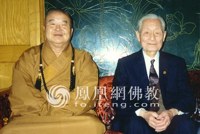 图为1993年,赵朴初居士与时任香港佛教联合会会长觉光法师在香港.